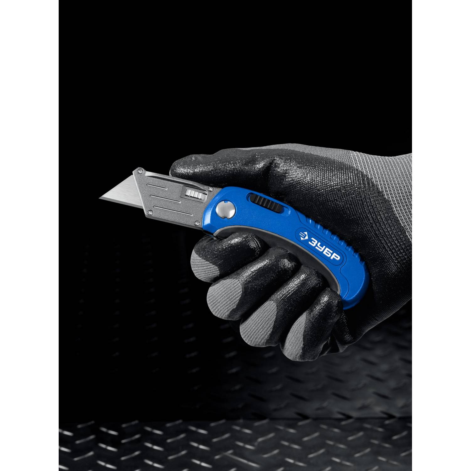 ЗУБР  Компакт-А24, универсальный складной нож с трапециевидным лезвием  (09226)