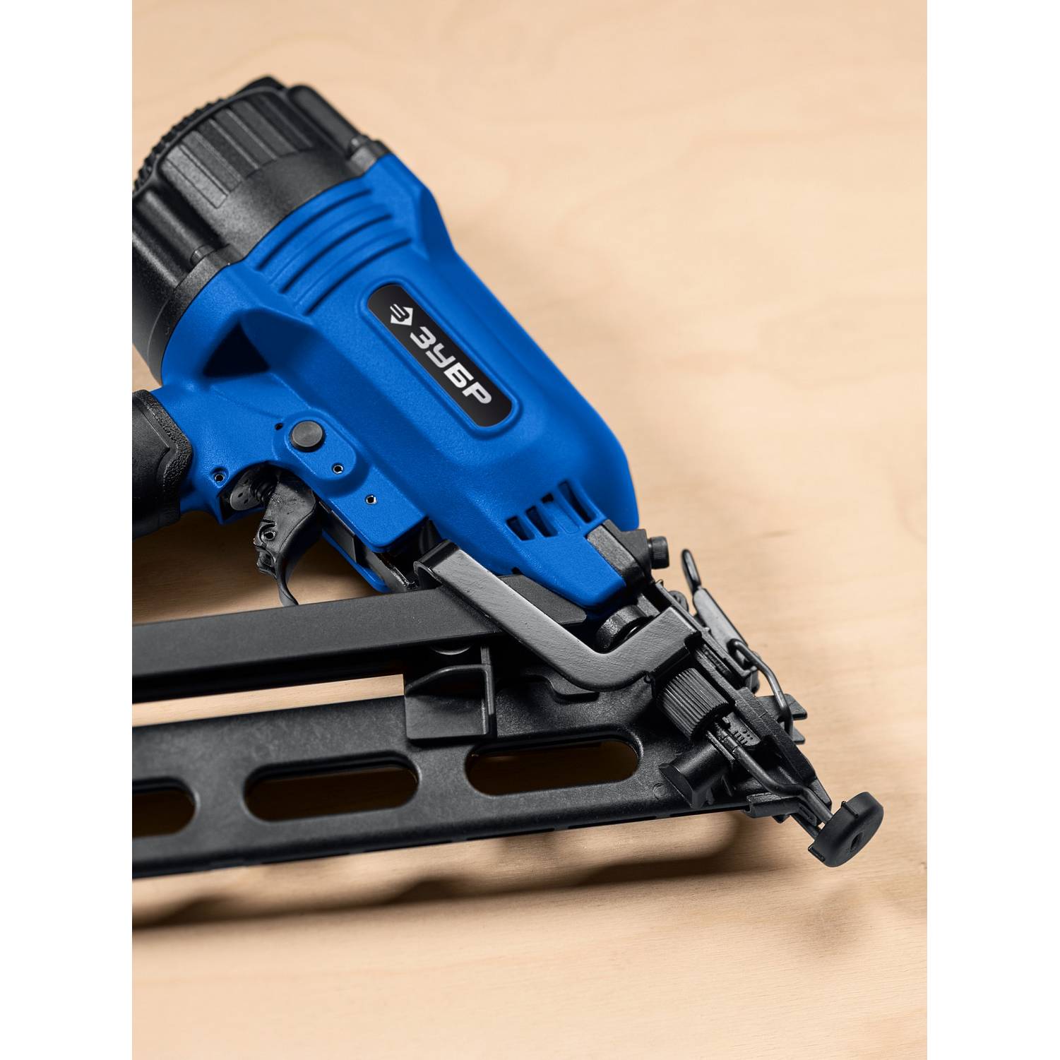 ЗУБР  DA34-64, пневматический финишный нейлер для реечных гвоздей  ЗУБР 15Ga, DA34 (32-64 мм), Профессионал  (31926)