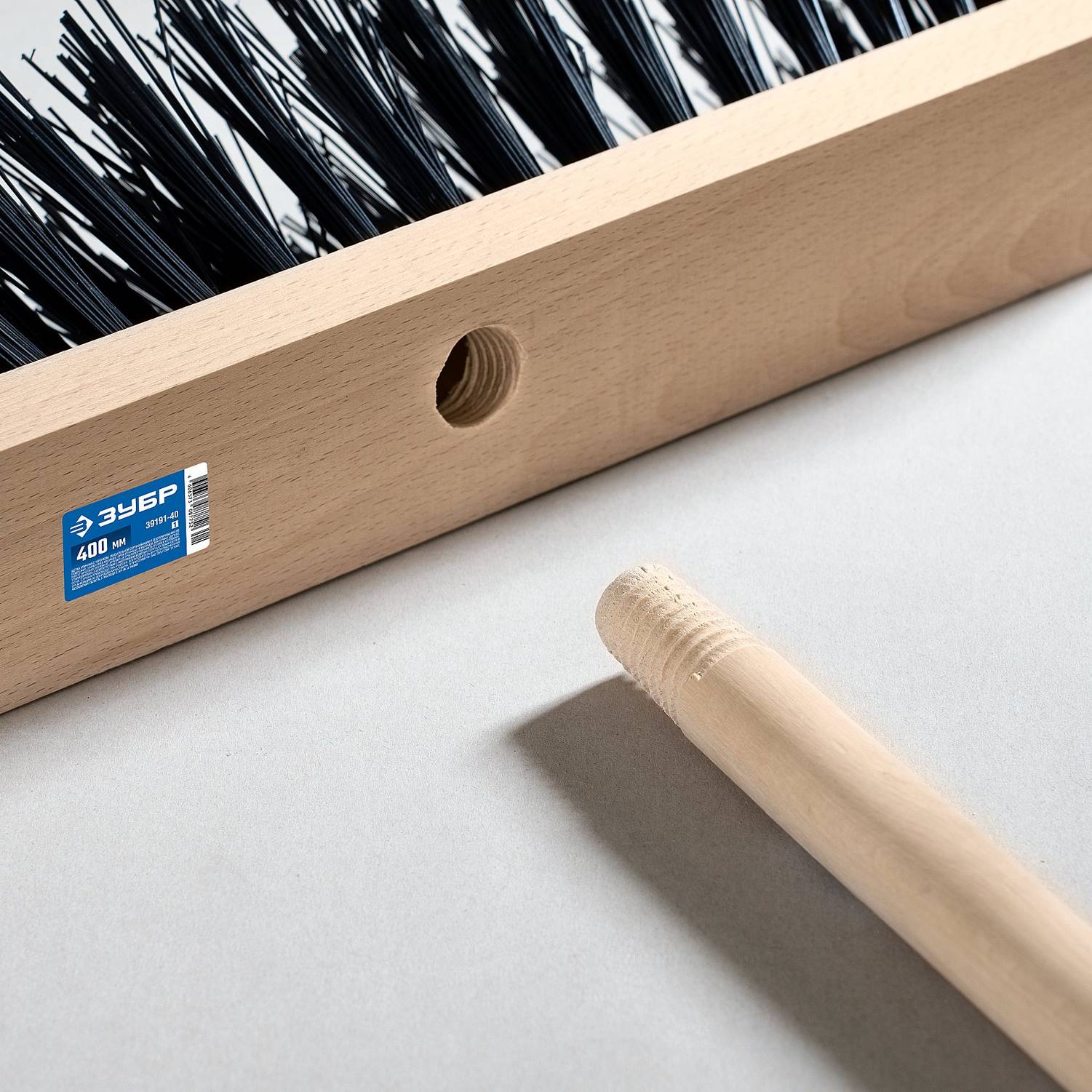 ЗУБР  ДОКА буковая колодка 40см, шлифованный буковый черенок 140см (d25мм), щетина 85мм, 5-рядная, уличная щётка с черенком {39191-40_z01}
