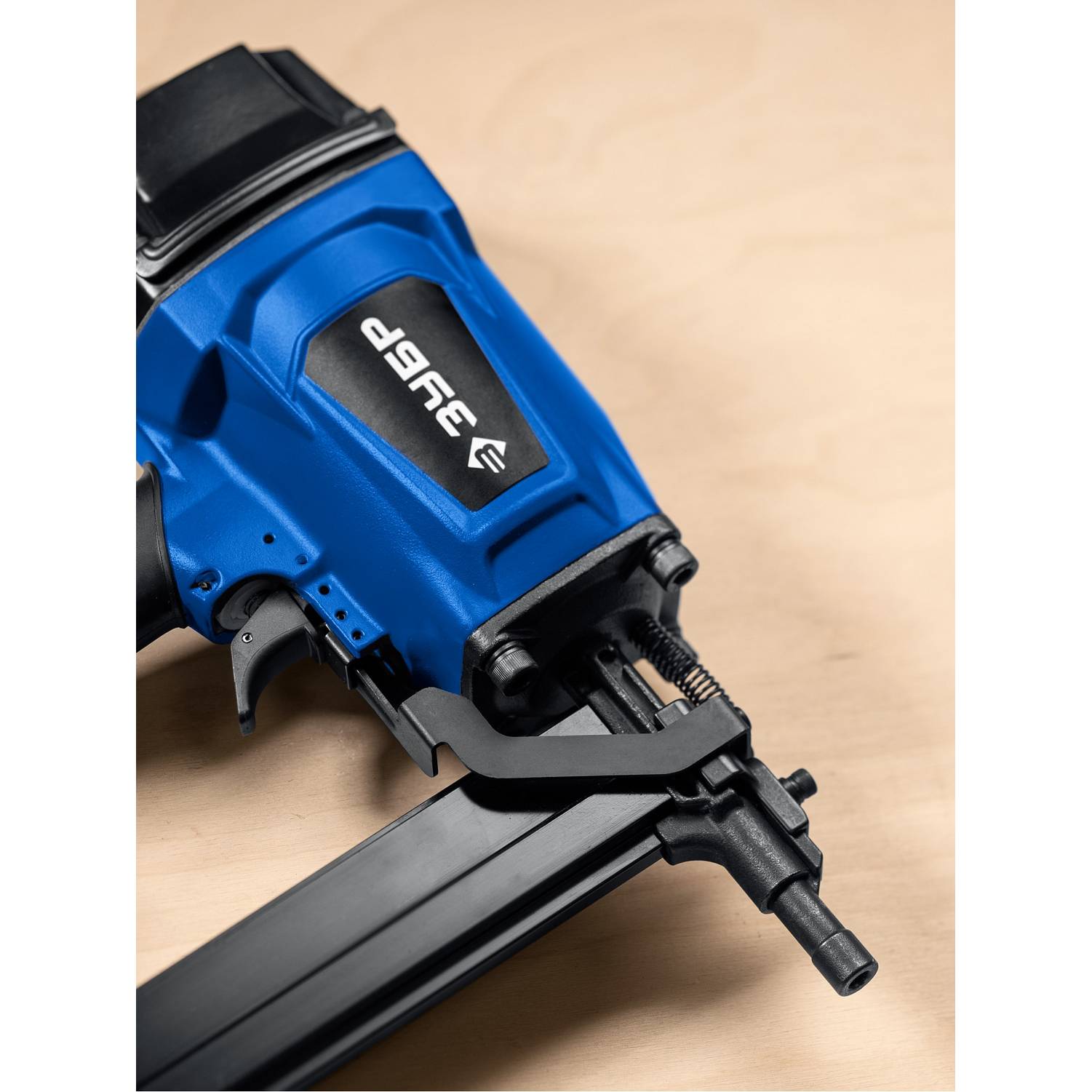 ЗУБР  CN-40, пневматический нейлер для гвоздей по бетону и металлу, Профессионал  (31940)